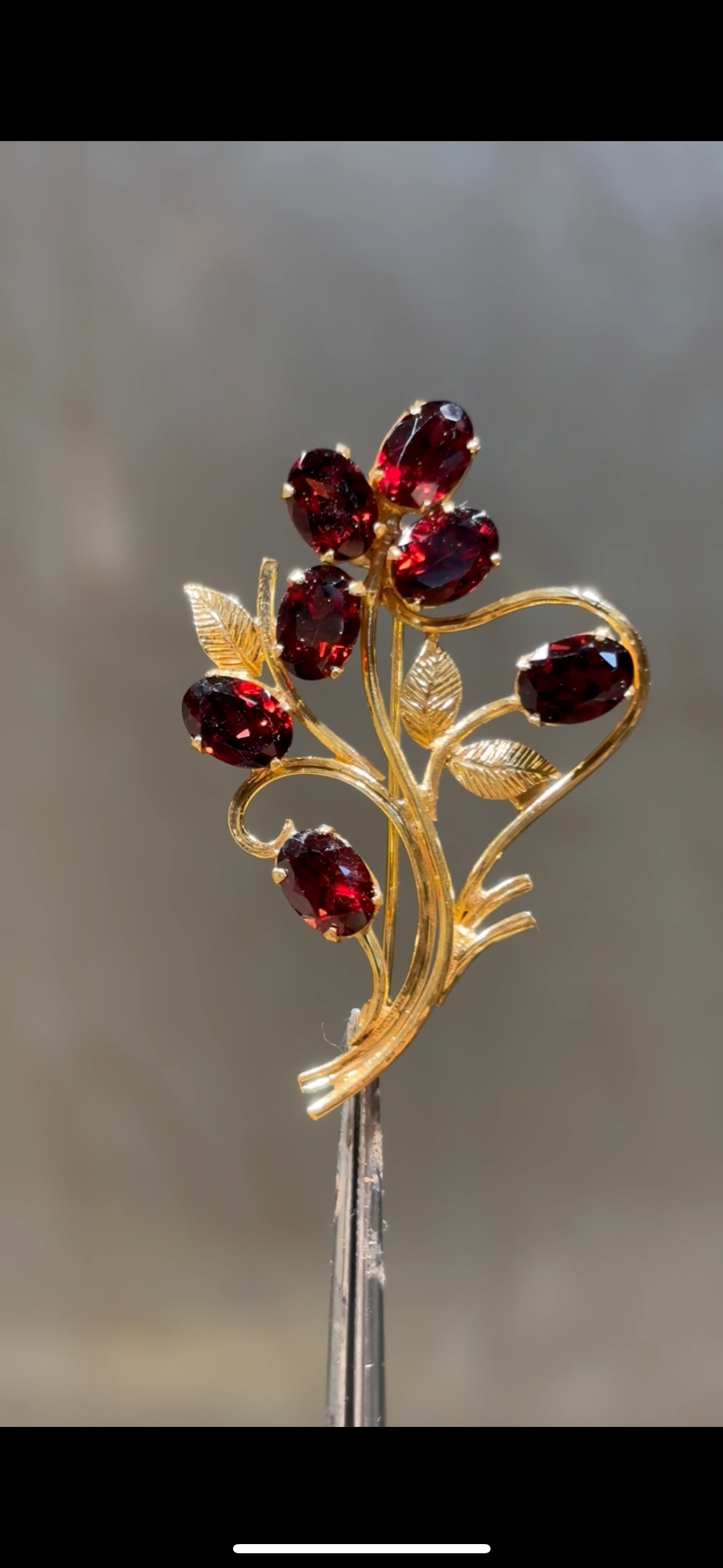 18kt gold garnet brooch