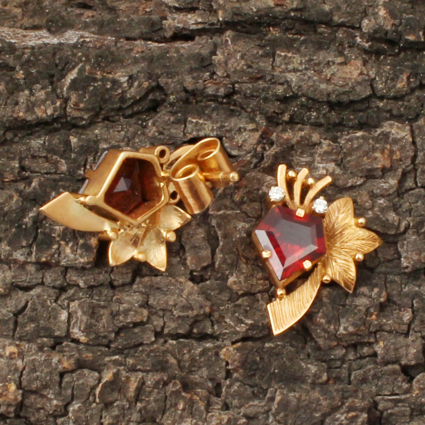 Garnet And Diamonds Gold Earring