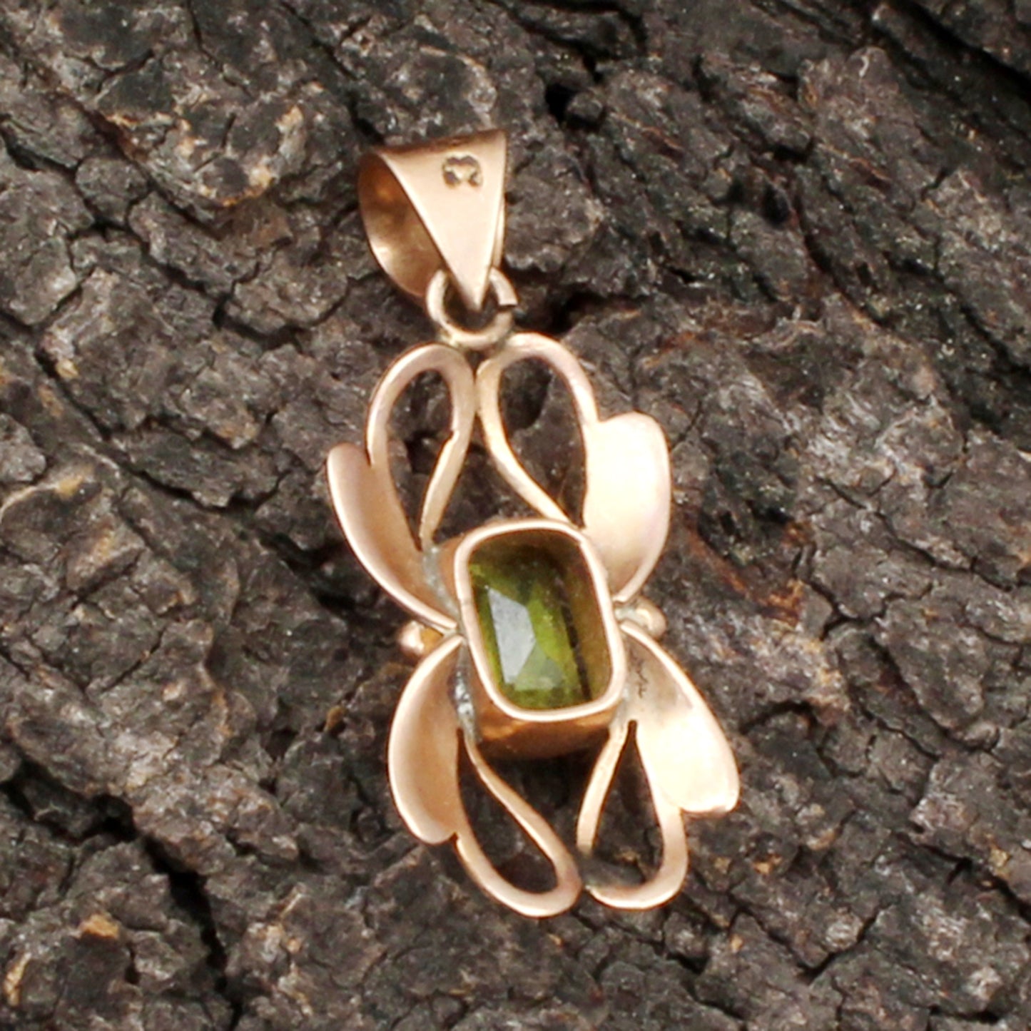 Peridote Gold Pendant