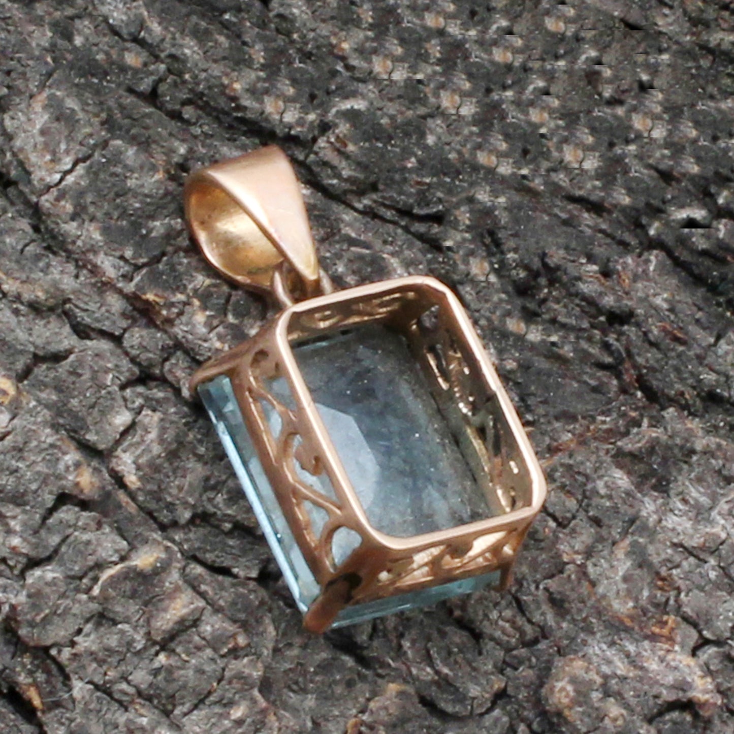 Aquamarine Gold Pendant