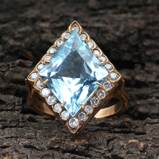 Aquamarine And Diamonds Gold Ring