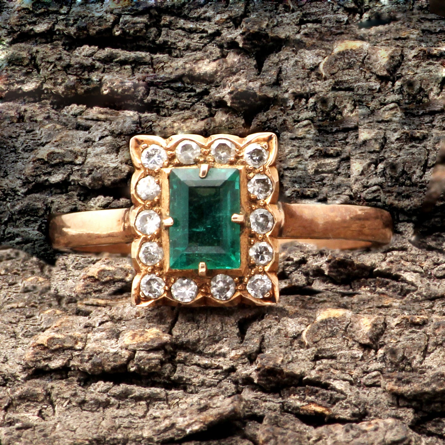 Emerald And Diamonds Gold Ring