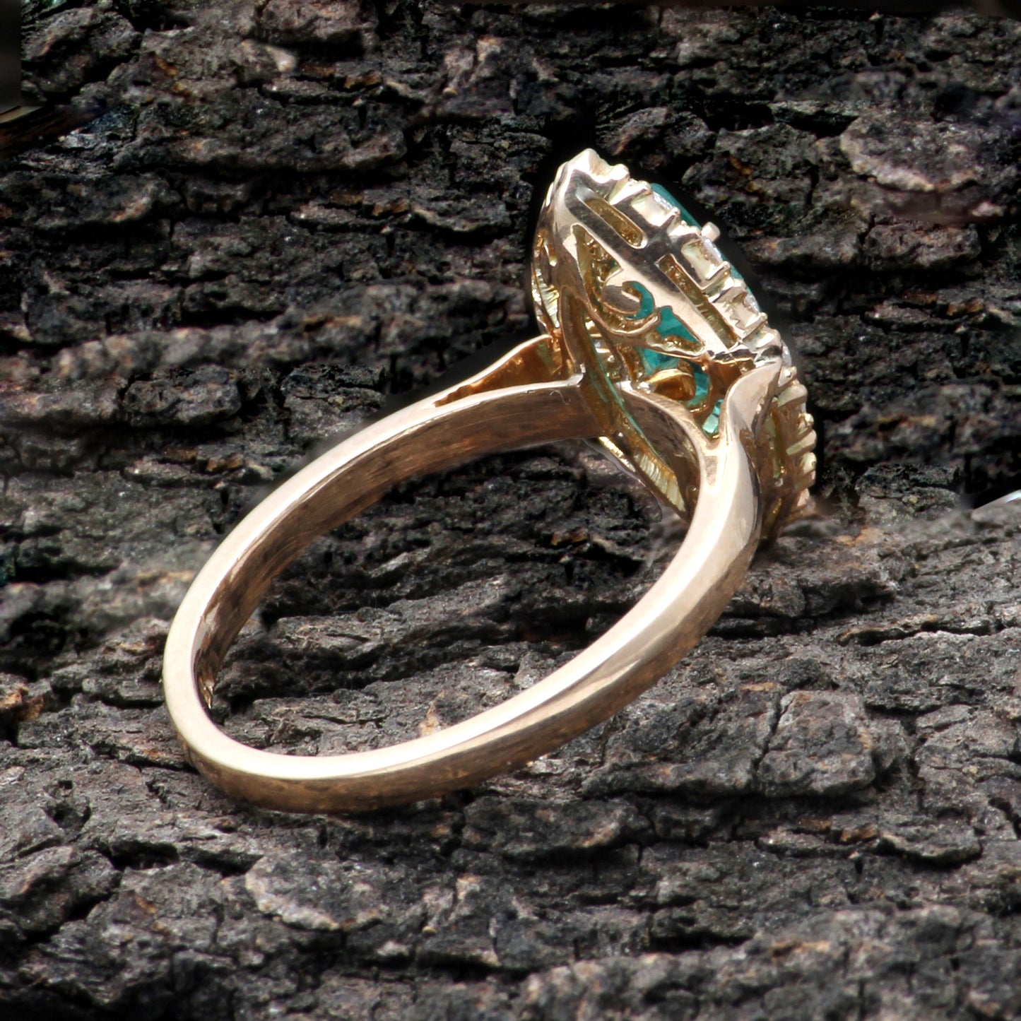 Emerald And Diamonds Gold Ring