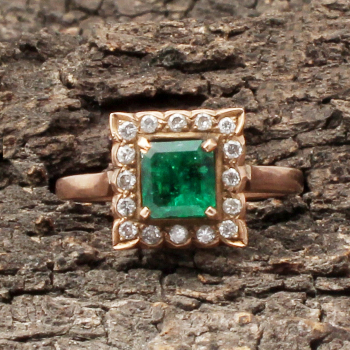 Emerald And Diamonds Gold Ring