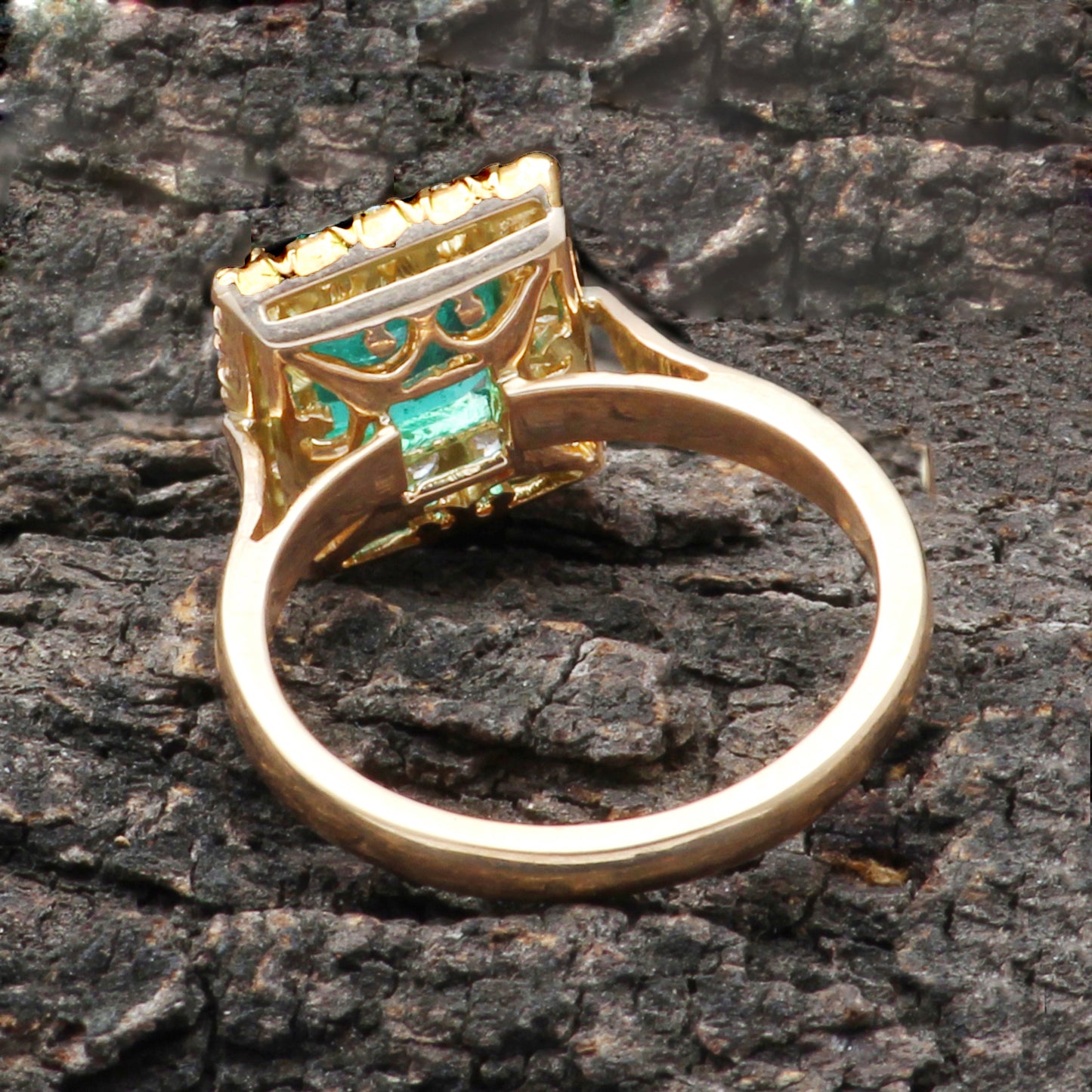 Emerald(Brazil) And Diamonds Gold Ring