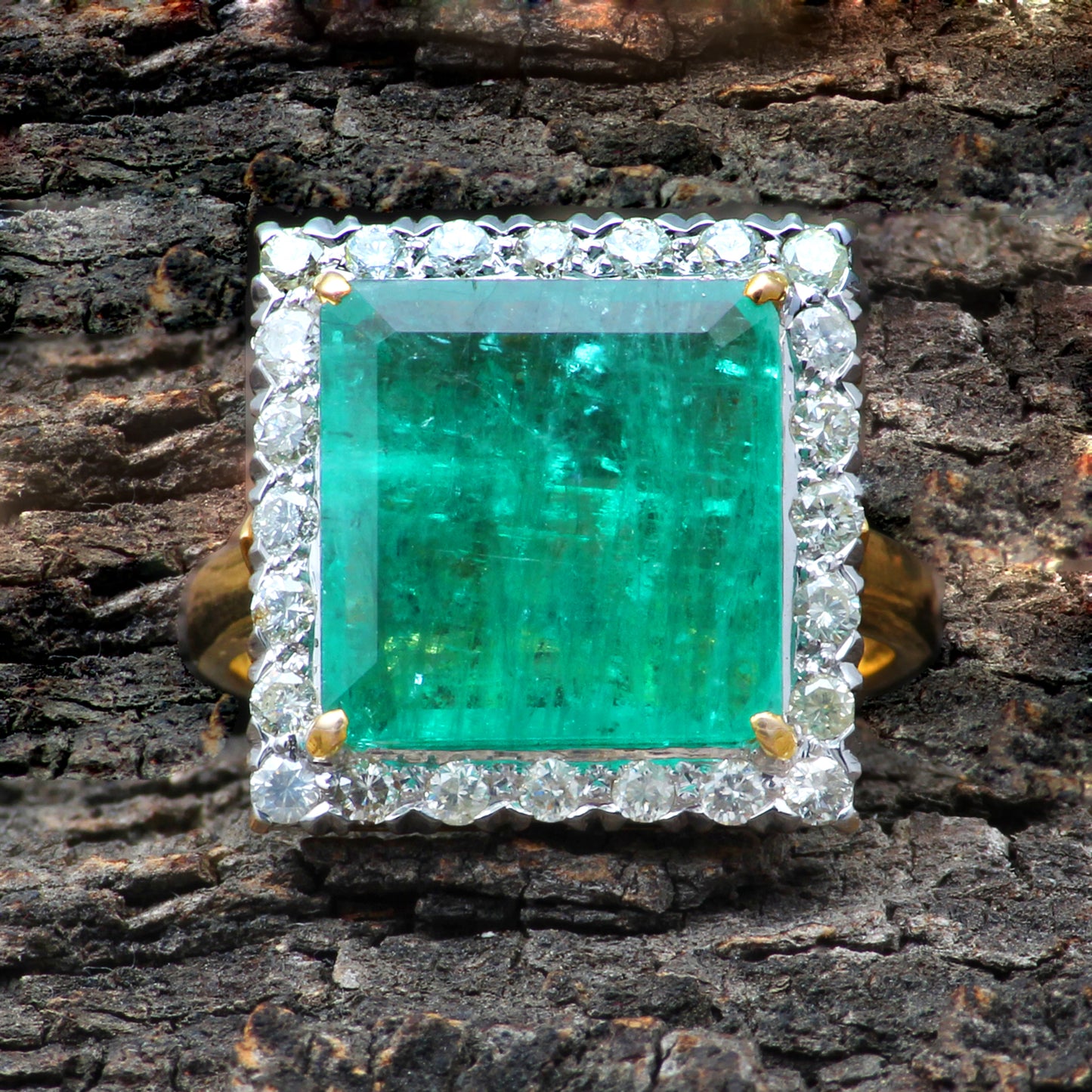 Emerald And Diamonds Gold Ring