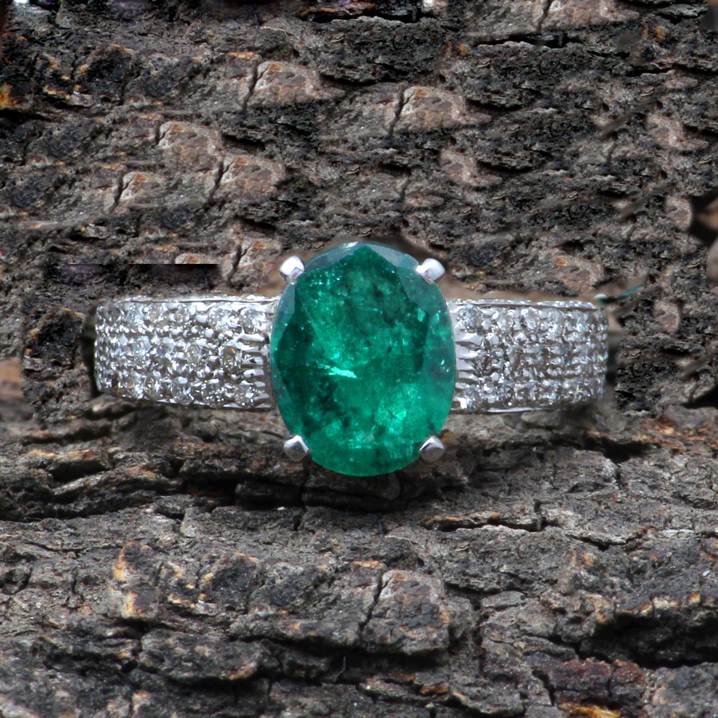 Emerald And Diamonds Gold Ring