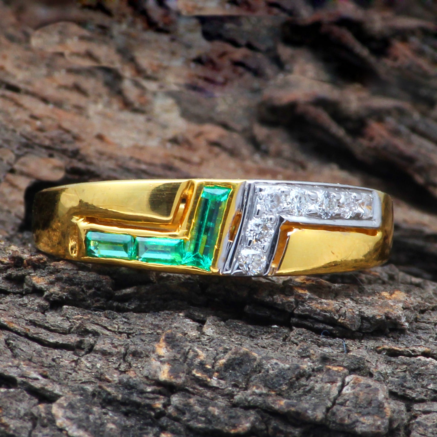 Emerald And Diamonds Gold Ring