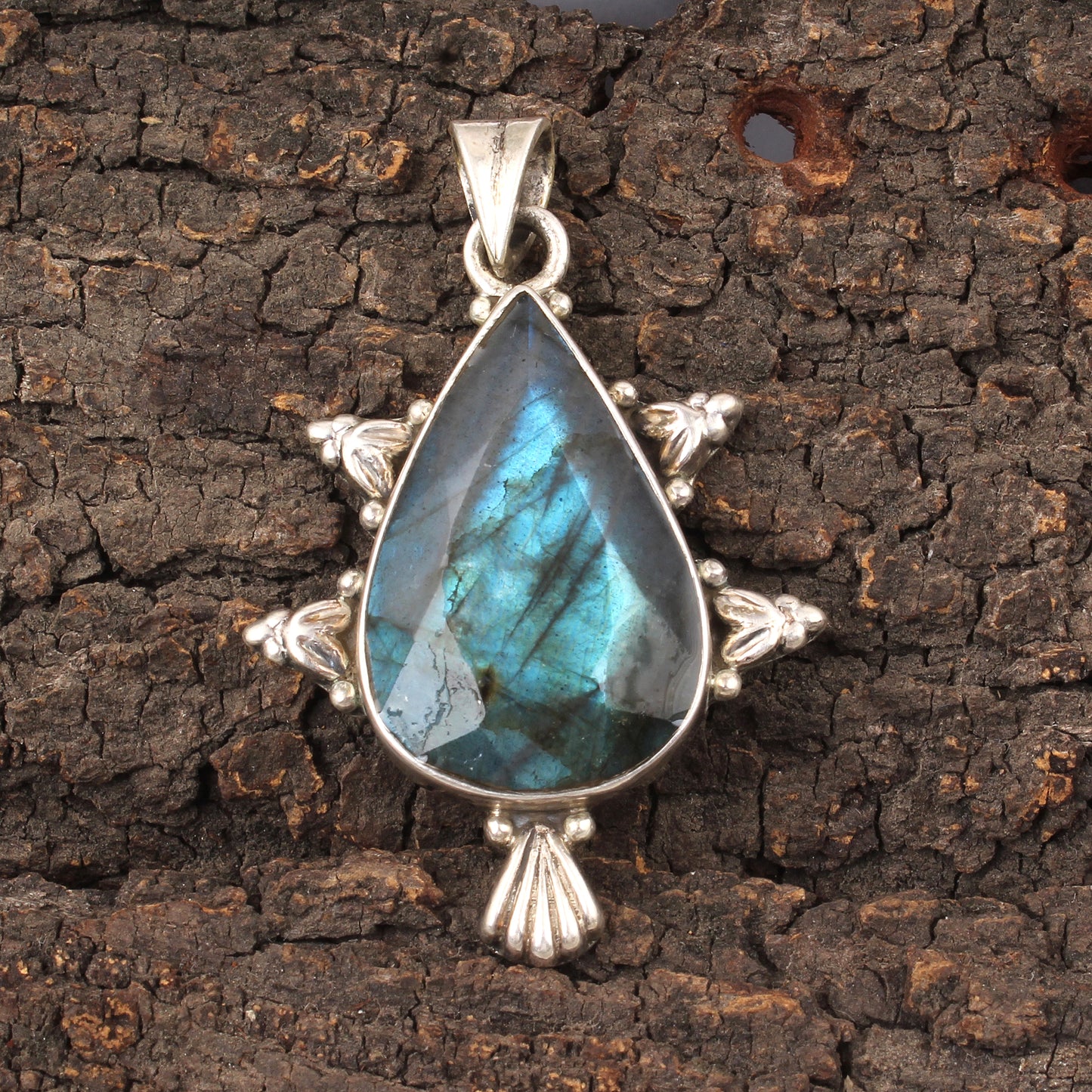 Natural Labradorite Gemstone Pendant Handmade 925 Sterling Silver Jewelry Pendant Motif Silver Jewelry For Gift