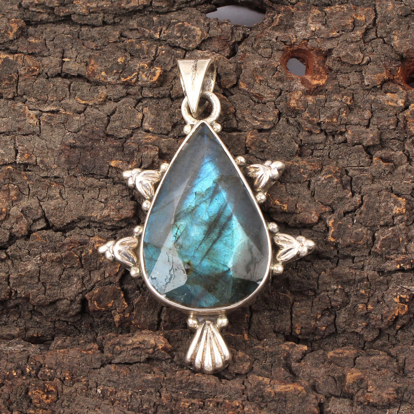 Natural Labradorite Gemstone Pendant Handmade 925 Sterling Silver Jewelry Pendant Motif Silver Jewelry For Gift